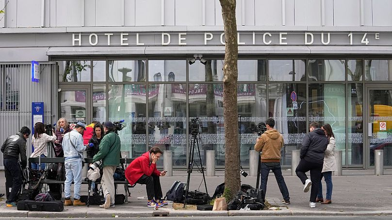 Reporters attendant devant le commissariat où était interrogé l'acteur français Gérard Depardieu - lundi 29 avril 2024