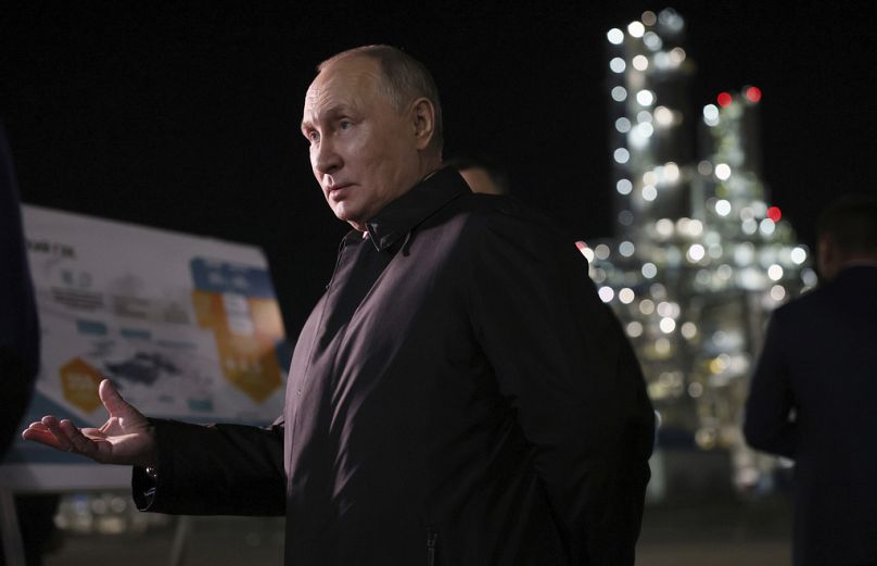 Le président russe Vladimir Poutine visite l'usine de traitement du gaz de l'Amour de Gazprom, près de la ville de Svobodny, dans la région extrême-orientale de l'Amour, en septembre 2023.