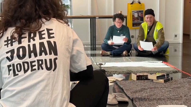 Les partisans de Johan Floderus lors d'un événement à Bruxelles pour marquer l'anniversaire de sa détention