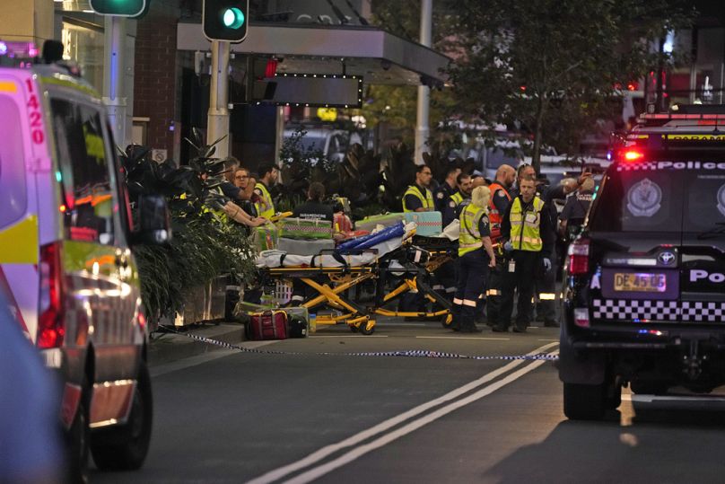 Les agents d'urgence se tiennent avec des civières devant le centre commercial Westfield où plusieurs personnes ont été poignardées à Sydney, le samedi 13 avril 2024.