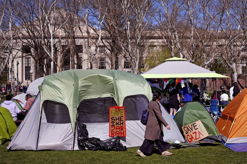 Des étudiants manifestent dans un campement sur le campus du Massachusetts Institute of Technology, le mardi 23 avril 2024.