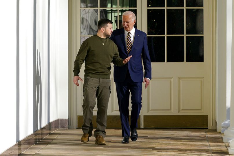 Le résident Joe Biden et le président ukrainien Volodymyr Zelenskyy marchent le long de la colonnade de la Maison Blanche.
