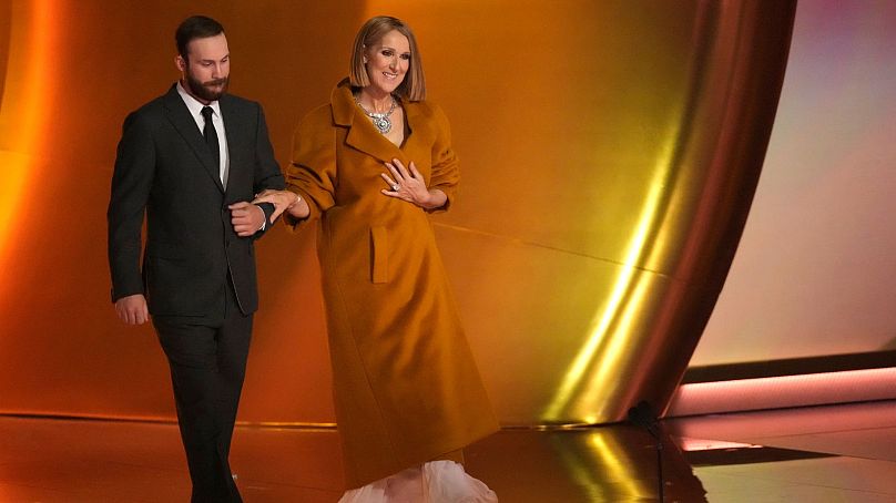 Céline Dion remet le prix de l'album de l'année lors de la 66e cérémonie annuelle des Grammy Awards - février 2024