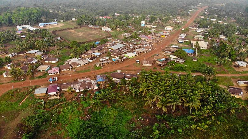 La ville de Yarkpa se détache dans la forêt tropicale environnante, dans le comté de Rivercess, au sud-est du Libéria, le 6 mars 2024.