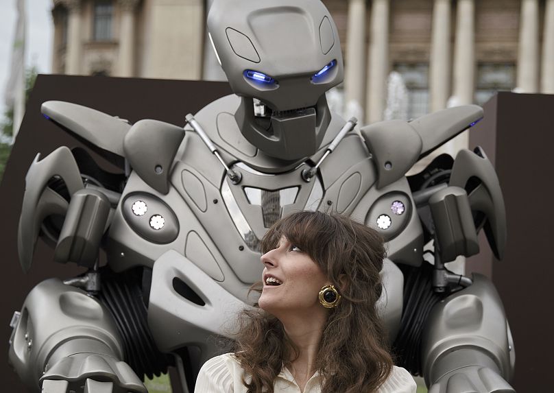 Une femme se fait prendre en photo avec Titan le robot, à Bucarest, en Roumanie, le lundi 11 mai 2015