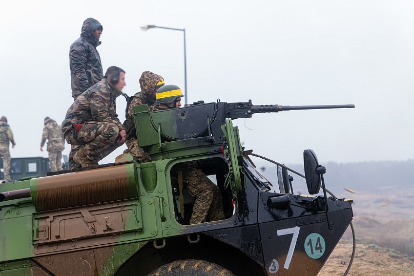 Soldats ukrainiens recevant une formation française dans le cadre de l'EUMAM, en Pologne.