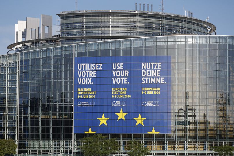 Une toile géante faisant la promotion des élections européennes est visible au Parlement européen le jeudi 11 avril 2024 à Strasbourg, dans l'est de la France.