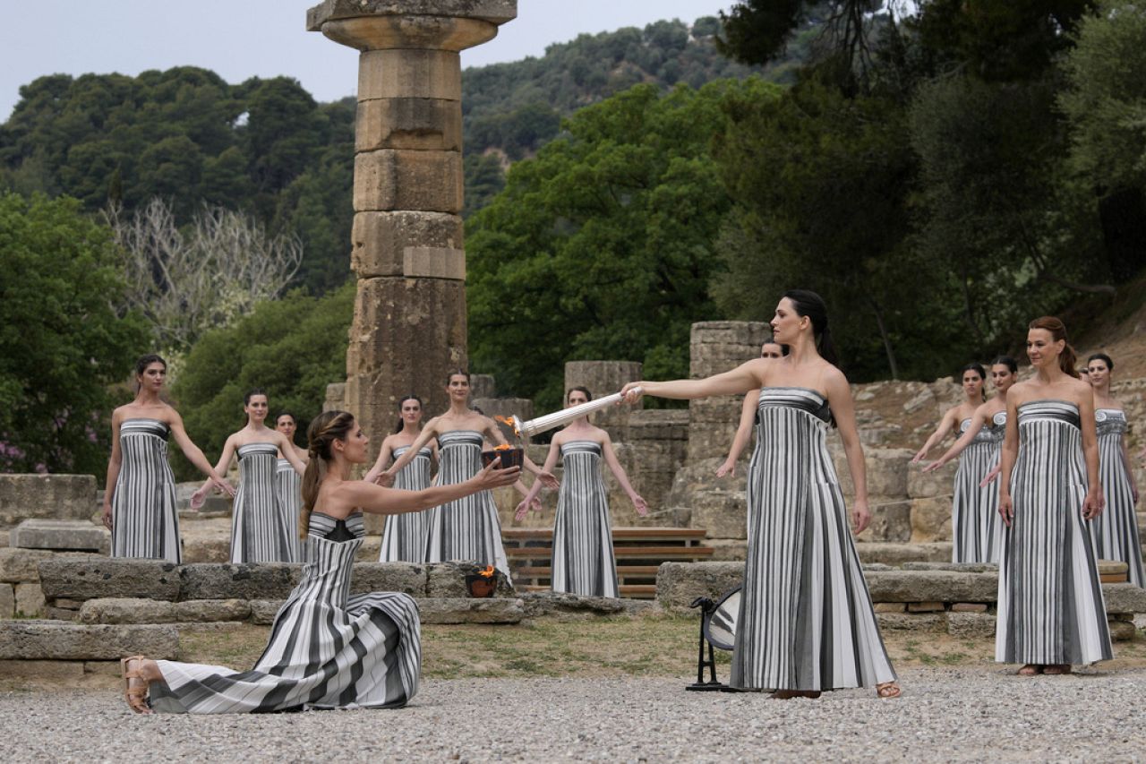 Des artistes participent à la cérémonie officielle d'allumage de la flamme des Jeux olympiques de Paris, sur le site de l'ancienne Olympie, en Grèce.