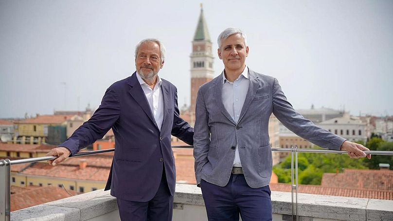 Roberto Cicutto et le conservateur Adriano Pedrosa photographiés ensemble