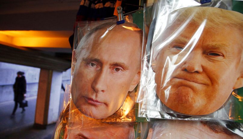 Des masques représentant le président russe Vladimir Poutine et le président élu américain Donald Trump sont mis en vente dans une boutique de souvenirs à Saint-Pétersbourg, décembre 2016.