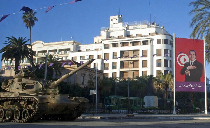 Un char est visible à côté du portrait de l'ancien président tunisien Zine El Abidine Ben Ali, dans une rue de Tunis, janvier 2011.