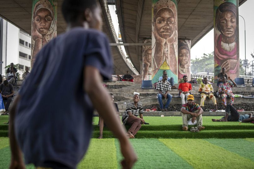 Un coéquipier crie alors que des jeunes jouent au football sous un pont routier sur l'île d'Ikoyi, Lagos, février 2023.