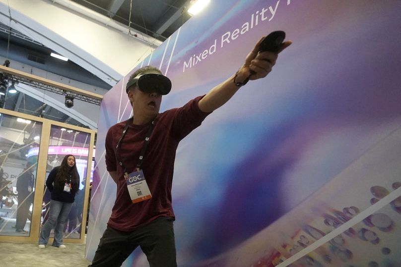 Un homme joue au jeu Mixed Reality Fencing Prototype lors de sa visite au stand Meta lors de la Game Developers Conference 2023 à San Francisco, en mars 2023.