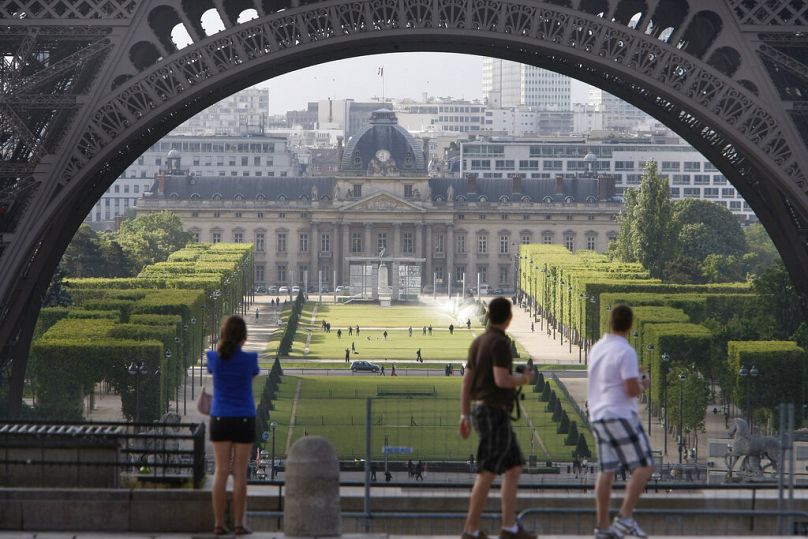 Touristes sur la place du Trocadéro à Paris, mai 2011