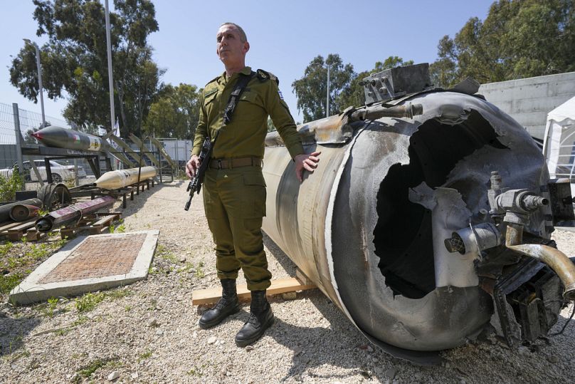 Le porte-parole militaire israélien, le contre-amiral Daniel Hagari, présente aux médias l'un des missiles balistiques iraniens interceptés par Israël au cours du week-end d'avril 2024.