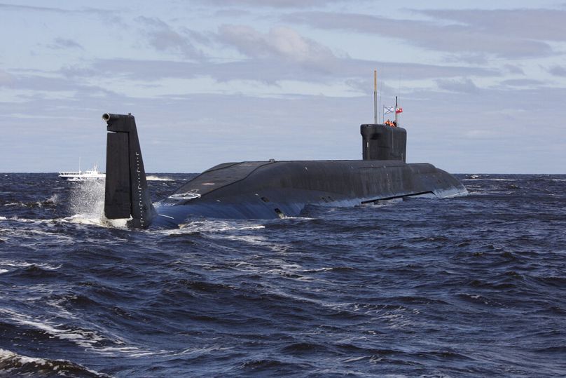 Le sous-marin nucléaire russe Yuri Dolgoruky est aperçu lors d'essais en mer près d'Arkhangelsk, en juillet 2009.