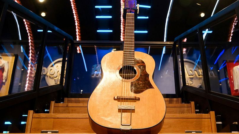 La guitare perdue de Lennon exposée à Londres avant la vente aux enchères