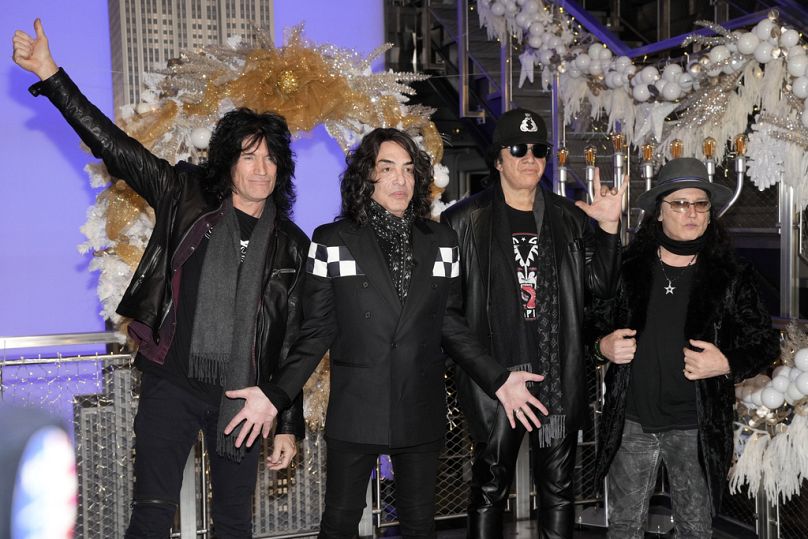 Les membres du groupe KISS, de gauche à droite, Tommy Thayer, Paul Stanley, Gene Simmons et Eric Singer assistent à la cérémonie d'éclairage de l'Empire State Building le 30 novembre 2023.