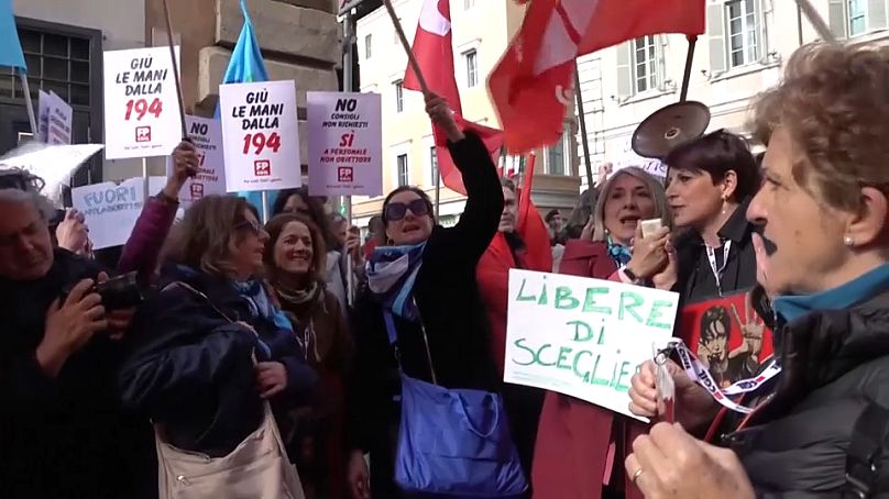 Des femmes manifestent à Rome pour protéger la liberté de choix en matière d'avortement devant le Sénat italien