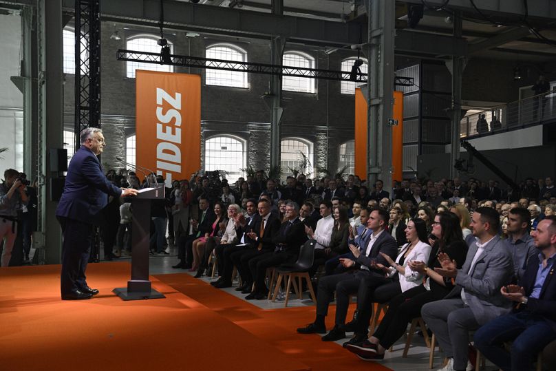Le Premier ministre hongrois et président du parti Fidesz, Viktor Orban, s'adresse à un rassemblement de lancement de la campagne du parti pour les élections parlementaires européennes et locales