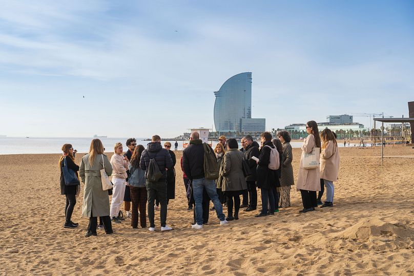 Un groupe rassemblé sur la plage de la Barceloneta