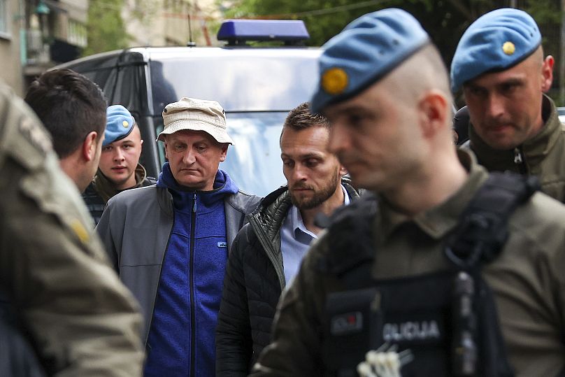 Des membres de l'unité spéciale de la police du canton de Sarajevo escortent Vahidin Munjic, chef de la police fédérale, lors d'une opération portant le nom de code 