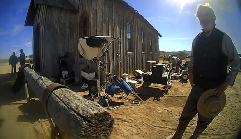 Dans cette image tirée d'une vidéo publiée par le bureau du shérif du comté de Santa Fe, Alec Baldwin s'entretient avec les enquêteurs à la suite d'une fusillade mortelle sur le tournage du film. "Rouiller."