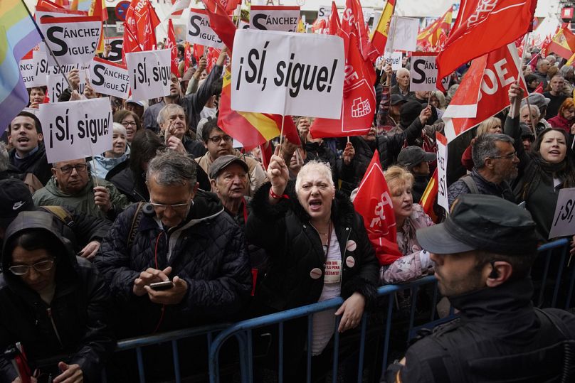 Les partisans du Premier ministre espagnol Pedro Sánchez se rassemblent au siège du parti PSOE lors d'une manifestation à Madrid, Espagne, le samedi 27 avril 2024.