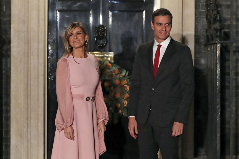 DOSSIER – Le Premier ministre espagnol Pedro Sanchez et son épouse Begona Gomez arrivent au 10 Downing Street à Londres, le 3 décembre 2019.