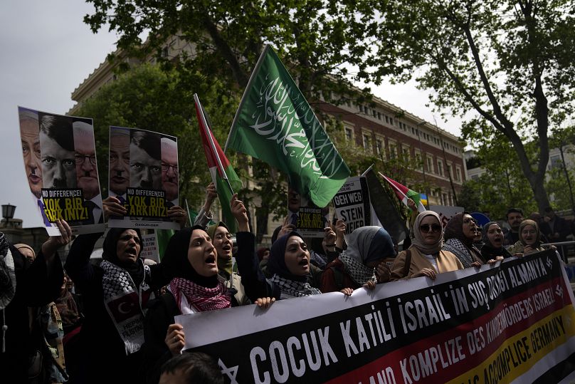 Des manifestants scandent des slogans contre le soutien de Berlin à Israël dans la guerre à Gaza lors d'une marche devant le consulat allemand à Istanbul, le 23 avril 2024.