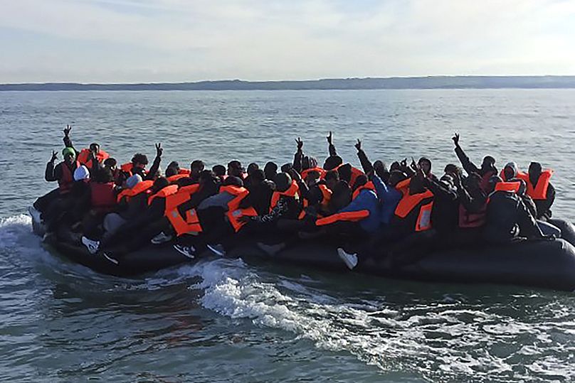 Cette photo fournie par la Préfecture Maritime du Nord et de la Manche montre des migrants poursuivant leur voyage vers la Grande-Bretagne au large des côtes nord de la France, le mardi 23 avril 2024.