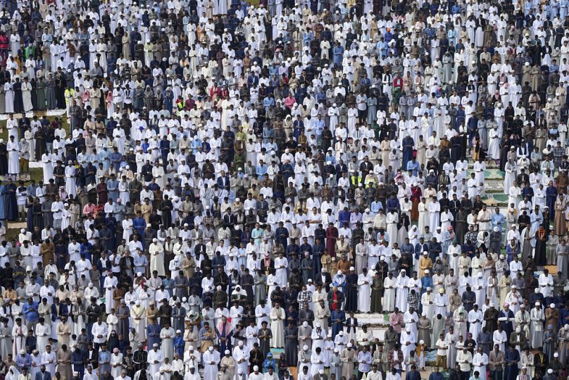 Des fidèles musulmans offrent des prières de l'Aïd al-Fitr pour marquer la fin du Ramadan, le mois sacré du jeûne islamique, à Nairobi, au Kenya, mercredi 20 avril. 10, 2024.