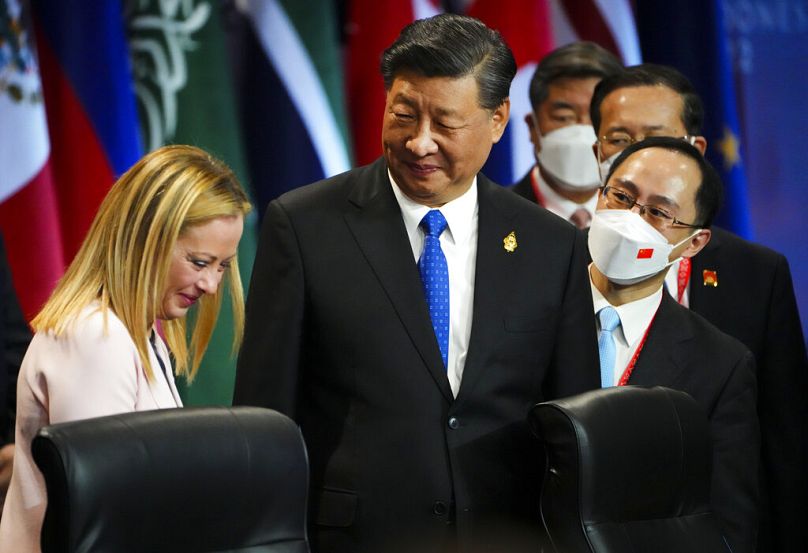 Le président chinois Xi Jinping s'entretient avec la Première ministre italienne Giorgia Meloni alors qu'ils participent à la première séance de travail du sommet des dirigeants du G20 à Nusa Dua, Bali.