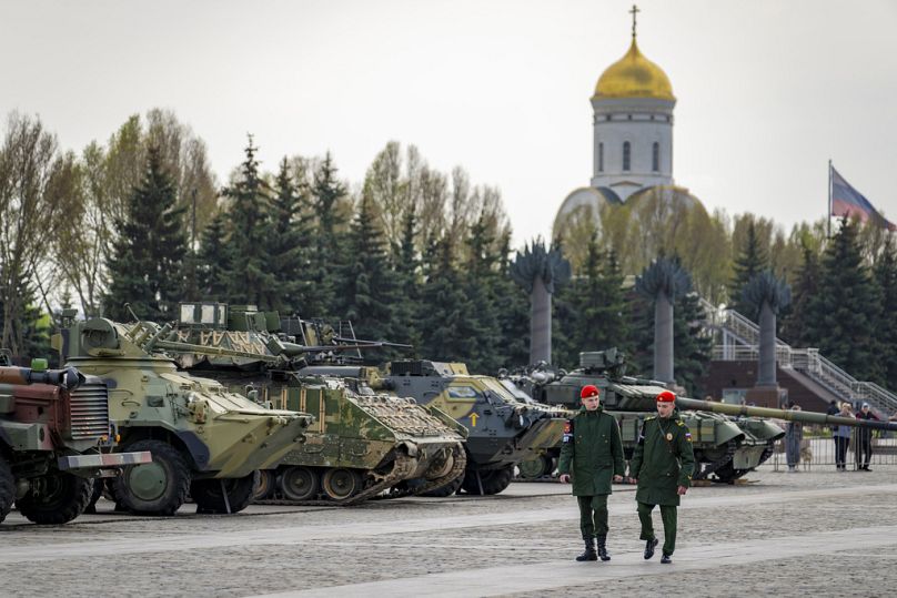 Des policiers militaires surveillent une exposition de chars, de véhicules blindés de transport de troupes et de canons des forces armées ukrainiennes capturés lors des combats. Moscou, Russie, 26 avril 2024.
