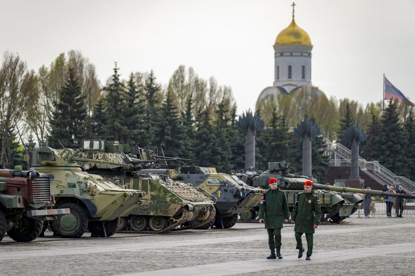 Des policiers militaires surveillent une exposition de chars, de véhicules blindés de transport de troupes et d'armes des forces armées ukrainiennes capturés lors des combats, exposée près du musée de la Seconde Guerre mondiale sur la colline Poklonnaïa.