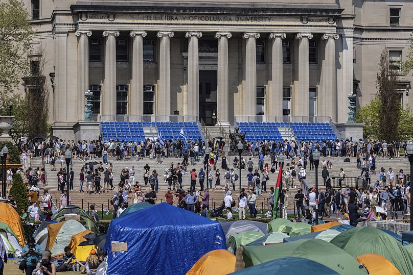 Des étudiants manifestants défilent autour de leur campement sur le campus de l'Université de Columbia, le 29 avril 2024.