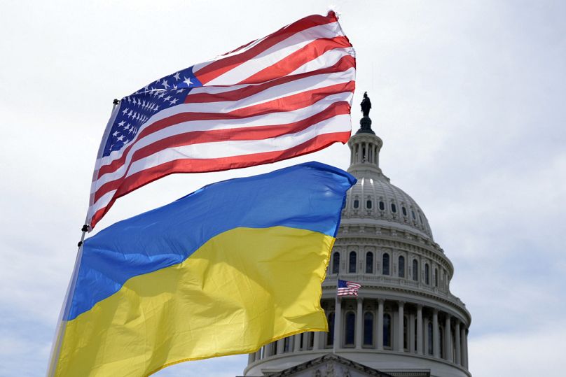 Les drapeaux américain et ukrainien flottent au vent devant le Capitole, le mardi 23 avril 2024, à Washington.