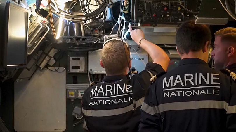 Membres d'équipage travaillant à bord d'un sous-marin militaire français de la classe Rubis
