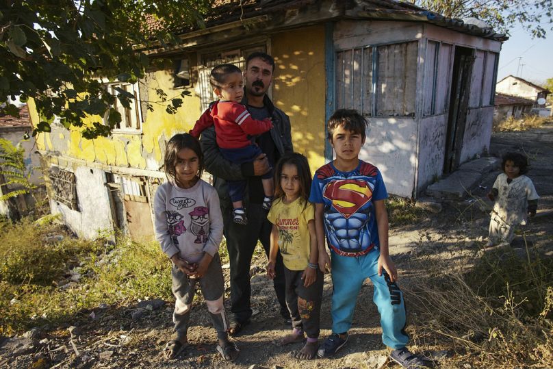 Nidal Jumaa, un Syrien d'Alep, pose avec ses enfants devant leur maison dans un quartier populaire d'Ankara.