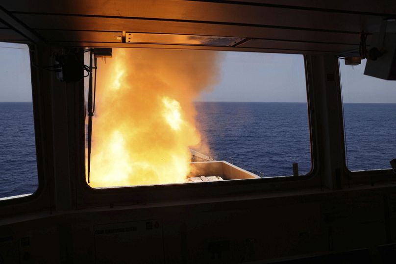 Sur cette photo fournie par le ministère de la Défense, un missile Sea Viper est lancé depuis le HMS Diamond pour abattre un missile tiré par les Houthis soutenus par l'Iran.  24 avril 2024