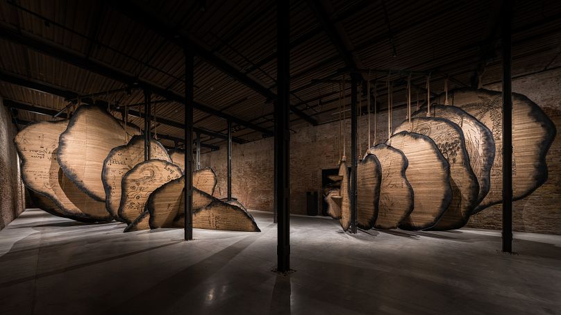 Manal AlDowayan, Shifting Sands: A Battle Song, 2024. Installation multimédia, soie Tussar, encre, peinture acrylique. Dimensions variables. Son, multicanal, 30'48”.