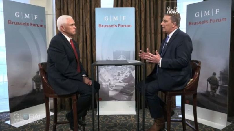 L'ancien vice-président américain Mike Pence et le correspondant d'Euronews Stefan Grobe