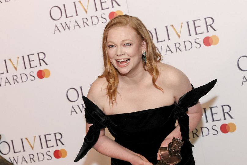 Sarah Snook, lauréate du prix de la meilleure actrice pour "La photo de Dorian Gray"pose pour les photographes dans la chambre du lauréat lors des Olivier Awards le 14 avril 2024