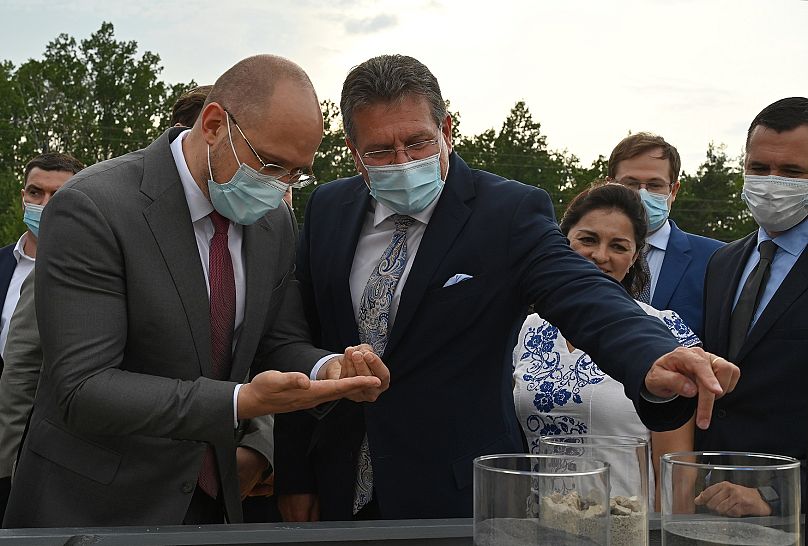 Le Premier ministre ukrainien Denys Shmyhal et le vice-président de la Commission européenne Maroš Šefčovič examinent un échantillon de titane à Jytomir, juillet 2021