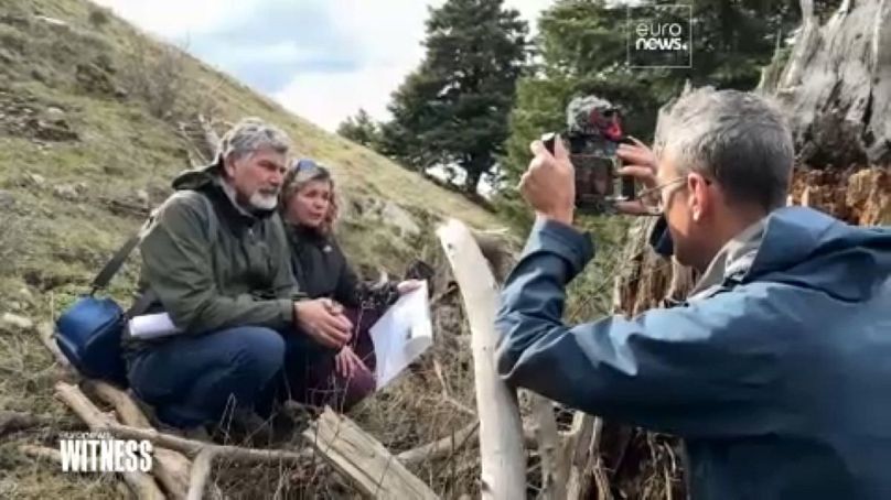Haritakis Papaioannou, chercheur sur les chamois des Balkans, et Vassiliki Kati, expert en biodiversité, s'entretiennent avec le journaliste d'Euronews Hans von der Brelie