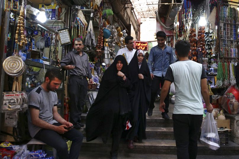DOSSIER – Sur cette photo d'archive du 19 juillet 2016, des Iraniens se promènent dans le bazar Tajrish, dans le nord de Téhéran, en Iran.