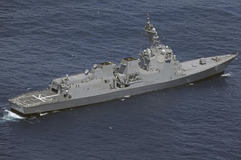 Le navire de la Force maritime d'autodéfense japonaise navigue près du lieu d'un accident dans l'océan Pacifique, le dimanche 21 avril 2024.