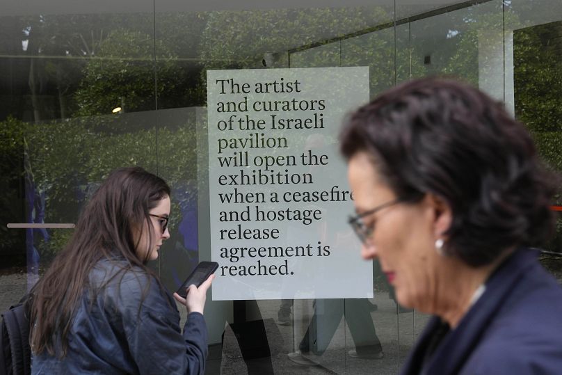 Des gens se tiennent devant le pavillon national israélien fermé à la Biennale d'art contemporain de Venise, en Italie, le mardi 16 avril 2024.