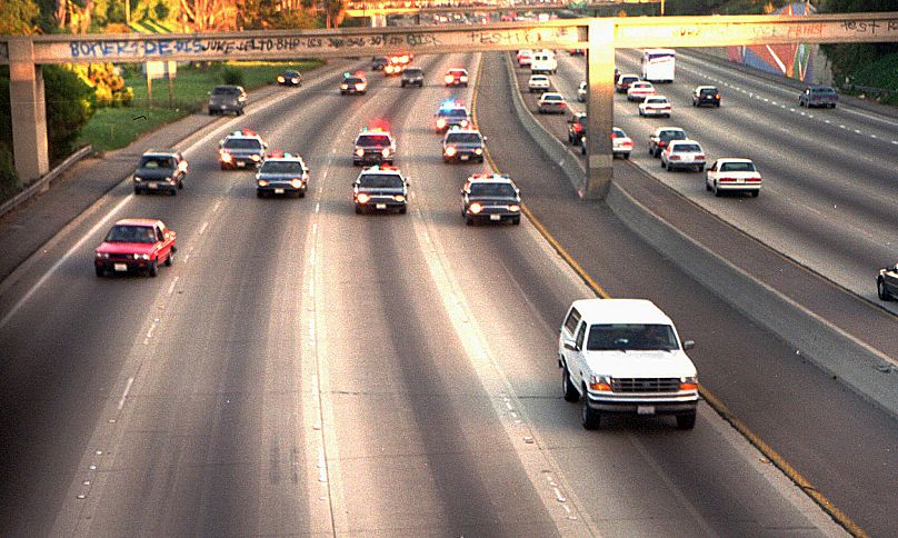 Une Ford Bronco blanche, conduite par Al Cowlings et transportant OJ Simpson, est suivie par des voitures de police de Los Angeles alors qu'elle circule sur une autoroute à Los Angeles, le 17 juin 1994.
