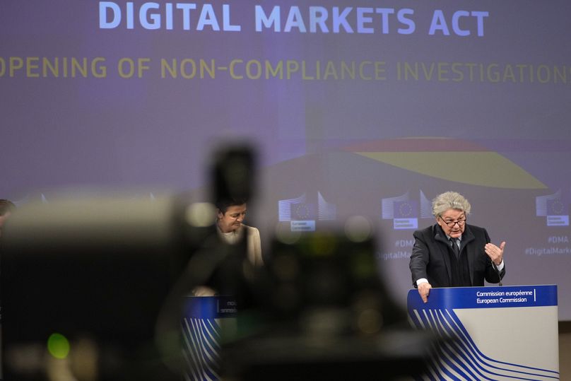 Margrethe Vestager, commissaire européenne chargée de l'Europe, adaptée à l'ère numérique, et Thierry Breton, commissaire chargé du marché intérieur, s'adressent aux médias à Bruxelles, en avril 2024